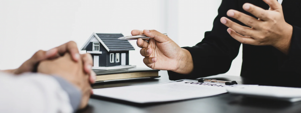 Un vendedor ofreciendo firmar un contrato de venta de un inmueble.