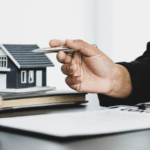 Un vendedor ofreciendo firmar un contrato de venta de un inmueble.