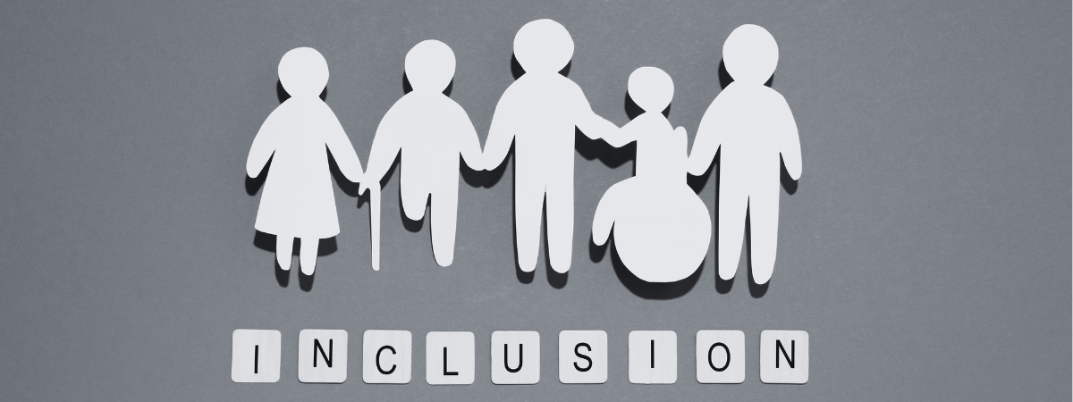 Diferentes personas con discapacidades y un banner con el texto que dice Inclusión.