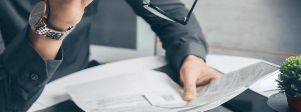 Hombre inspeccionando documentos