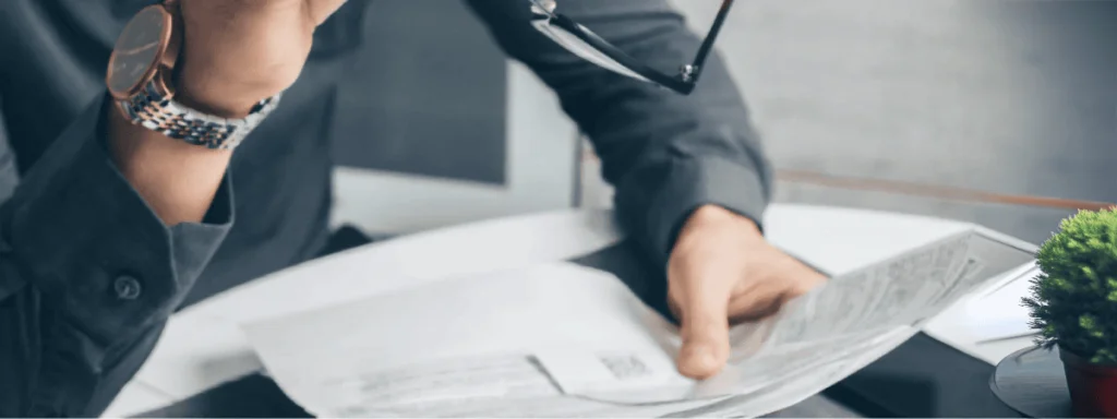 Hombre inspeccionando documentos