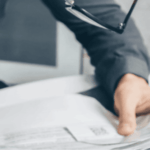Hombre inspeccionando documentos
