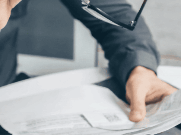 Hombre inspeccionando documentos