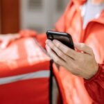 trabajador mirando celular
