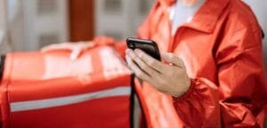 trabajador mirando celular