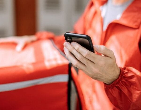 trabajador mirando celular