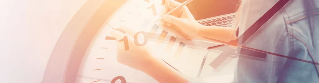 Mujer trabajando y reloj