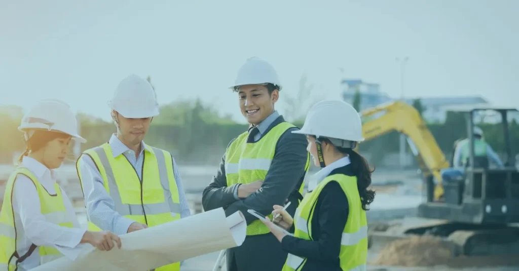 Trabajadores de construcción examinando plano