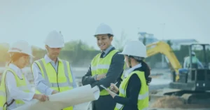 Trabajadores de construcción examinando plano