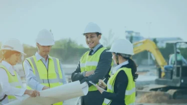 Trabajadores de construcción examinando plano